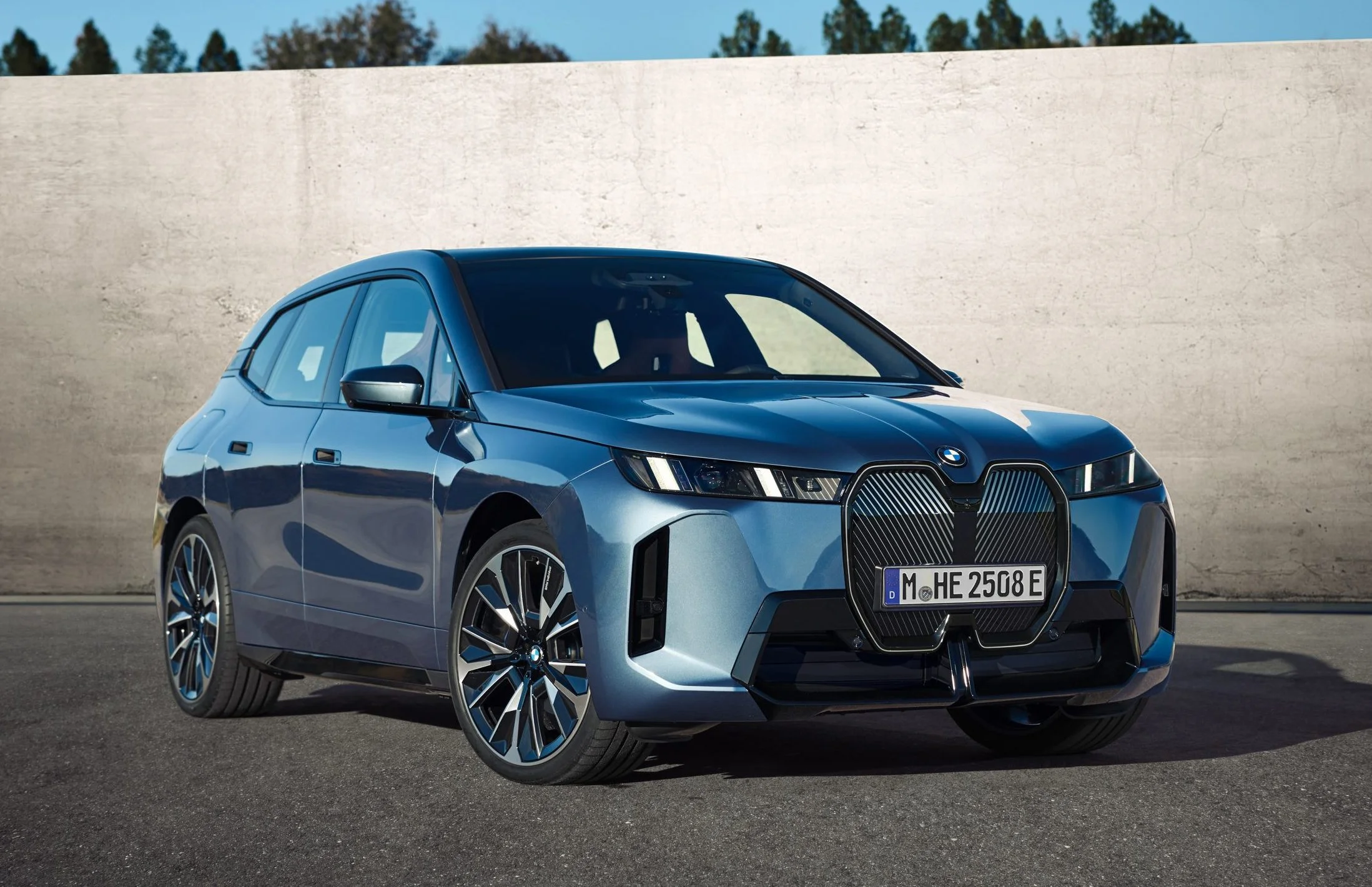 BMW Electric Vehicles: Model and Price Comparison | Buyer's Guide | Detailed Look at the All-New 2025 iX and iX3 | Recommended Models